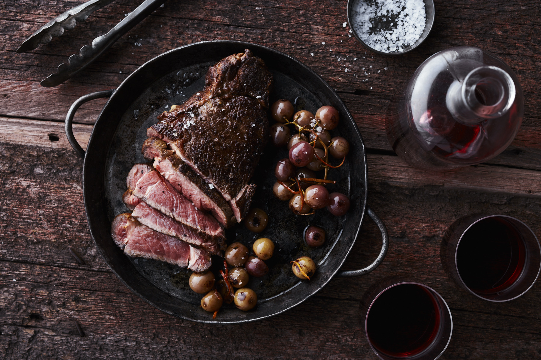 BBQ Grill bei Nacht mit warmem Feuer