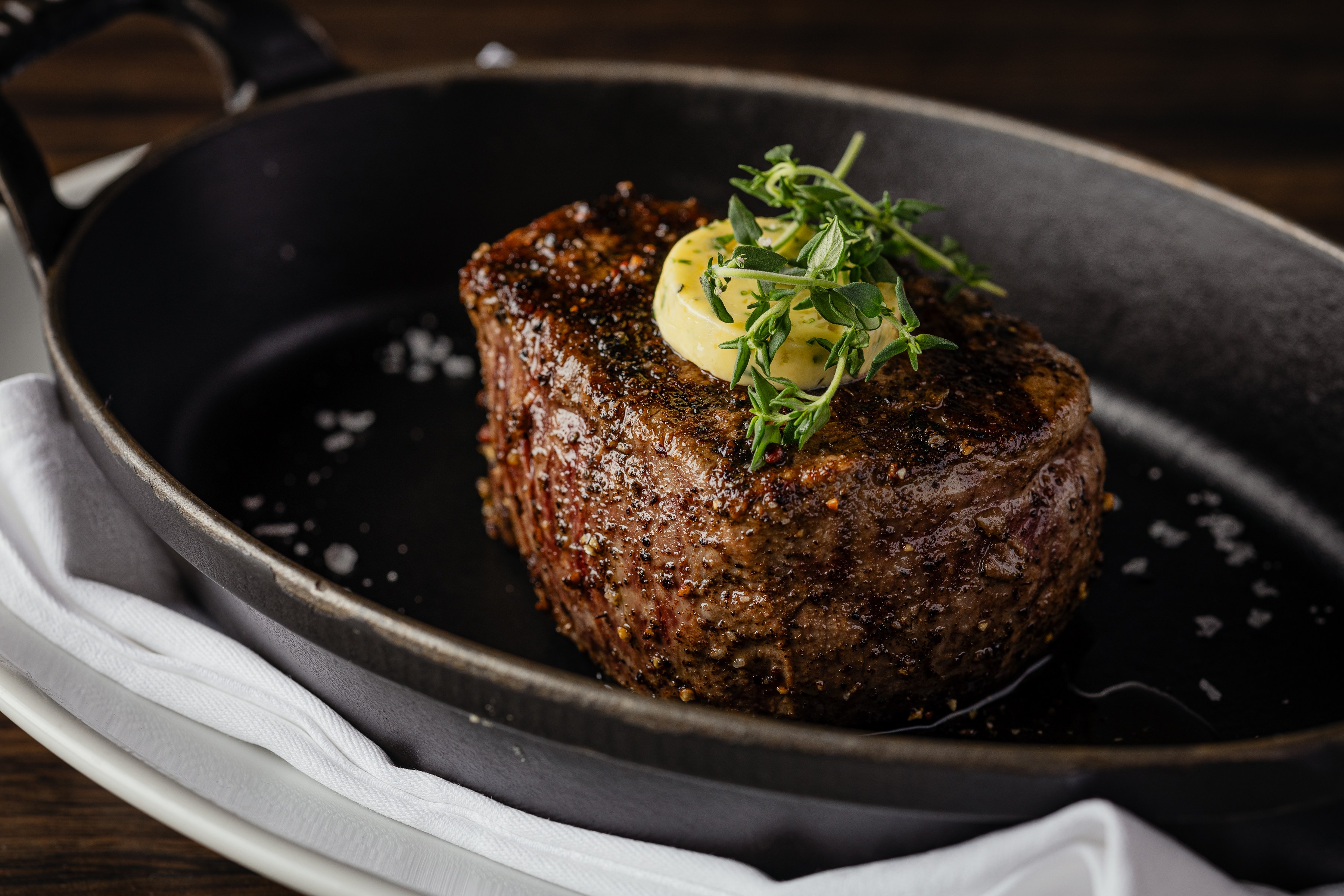 Fleisch auf Holzbrett im dunklen Ambiente