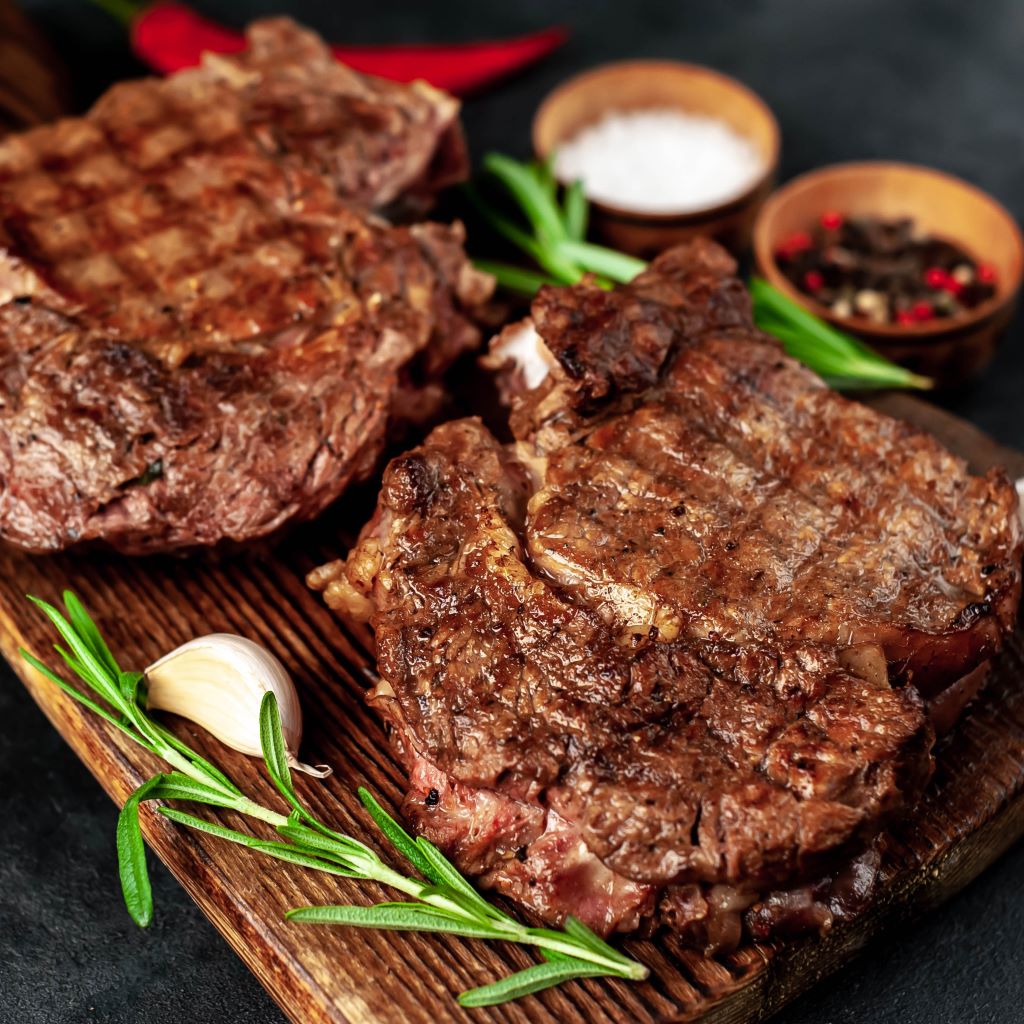 Steak auf dem Grill mit Flammen