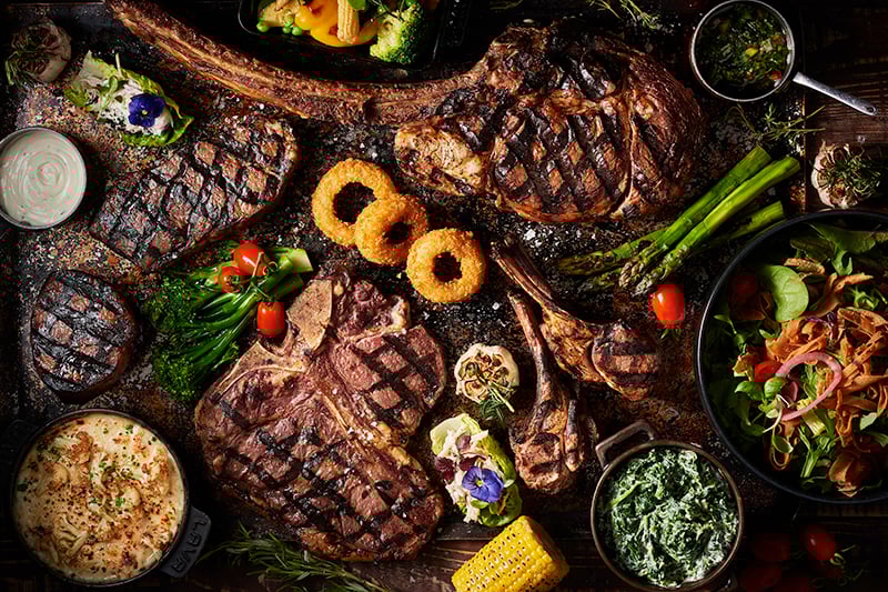 Grillplatte mit Beilagen und warmem Licht