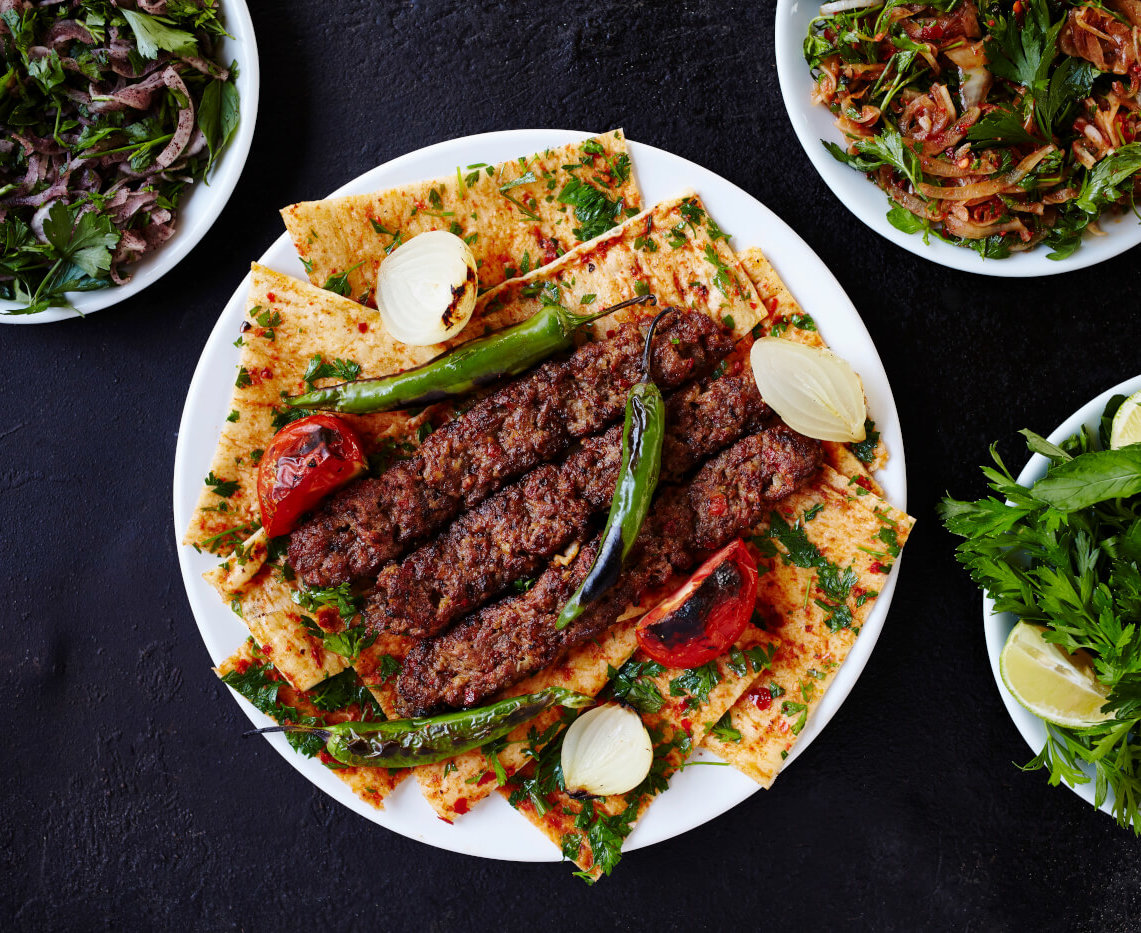 Mehrere Grillgerichte zum Teilen auf einem Tisch